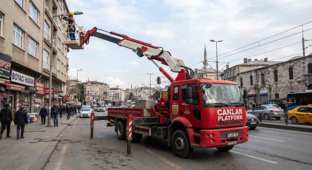 Canlar Platform sepetli aracı bina önünde; Vinç Kiralamada Yol İşgal İzni ve Trafik Güvenliği rehberi görseli