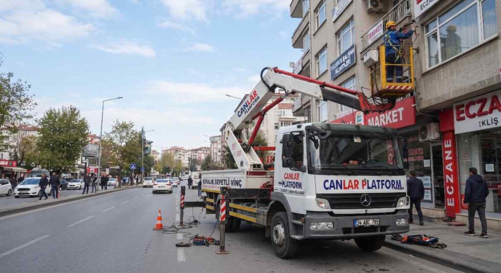 Canlar Platform sepetli aracı bina önünde; Vinçte İşaretçi ve Sapancı Görevleri Nelerdir? rehberi görseli
