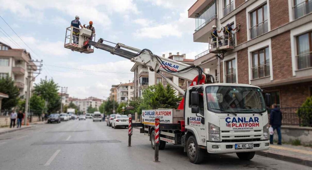 Canlar Platform sepetli aracı bina önünde; Vinç Operasyonlarında Sapan, Kanca ve Mapa Seçimi rehberi görseli