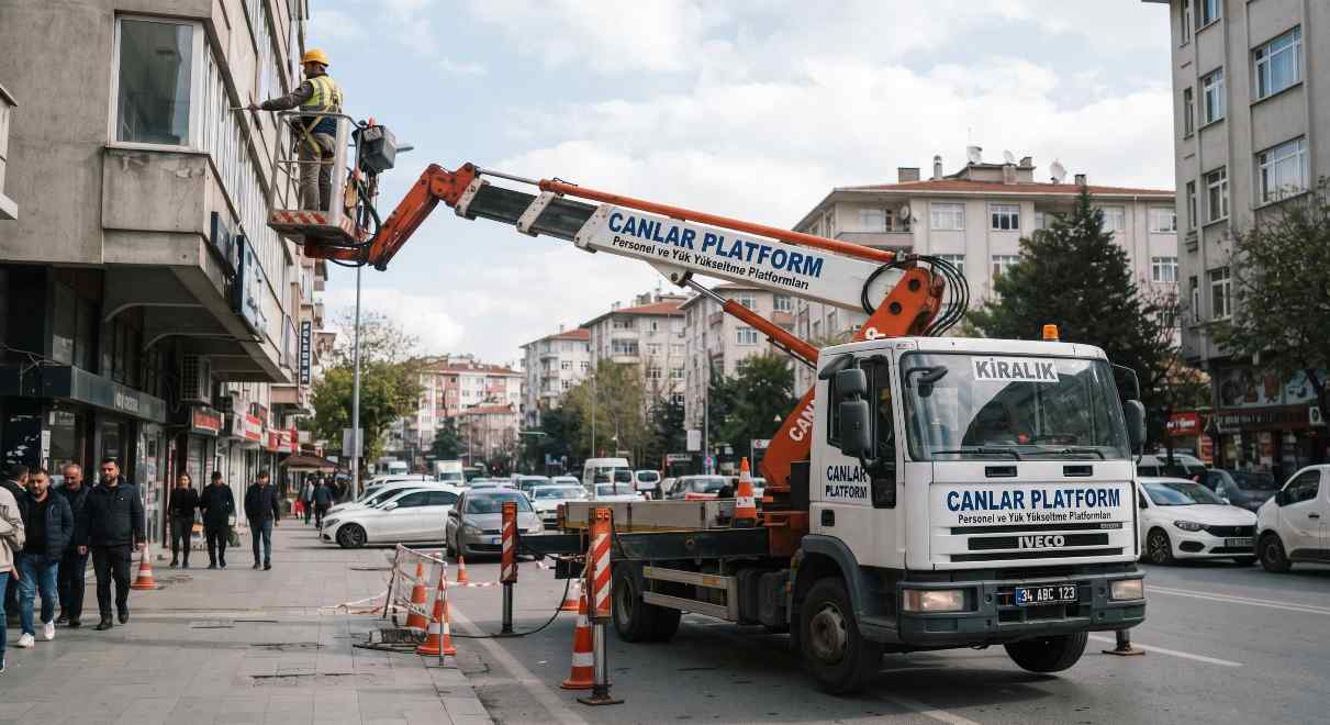 Canlar Platform sepetli çalışma aracı sokakta; Dar Sokaklarda Vinç Kiralama Nasıl Planlanır? yazısı görseli