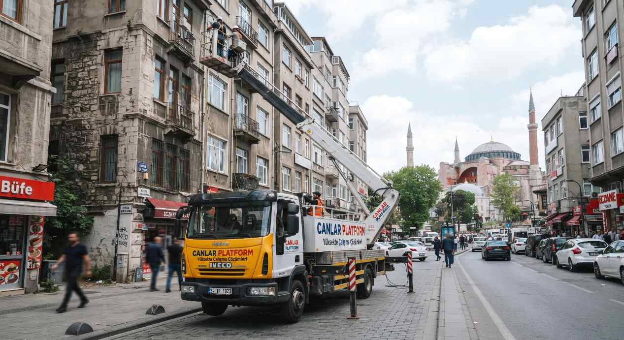 Canlar Platform sepetli aracı İstanbul sokak cephesinde, Sepetli Vinçte Acil İndirme ve Kurtarma Planı