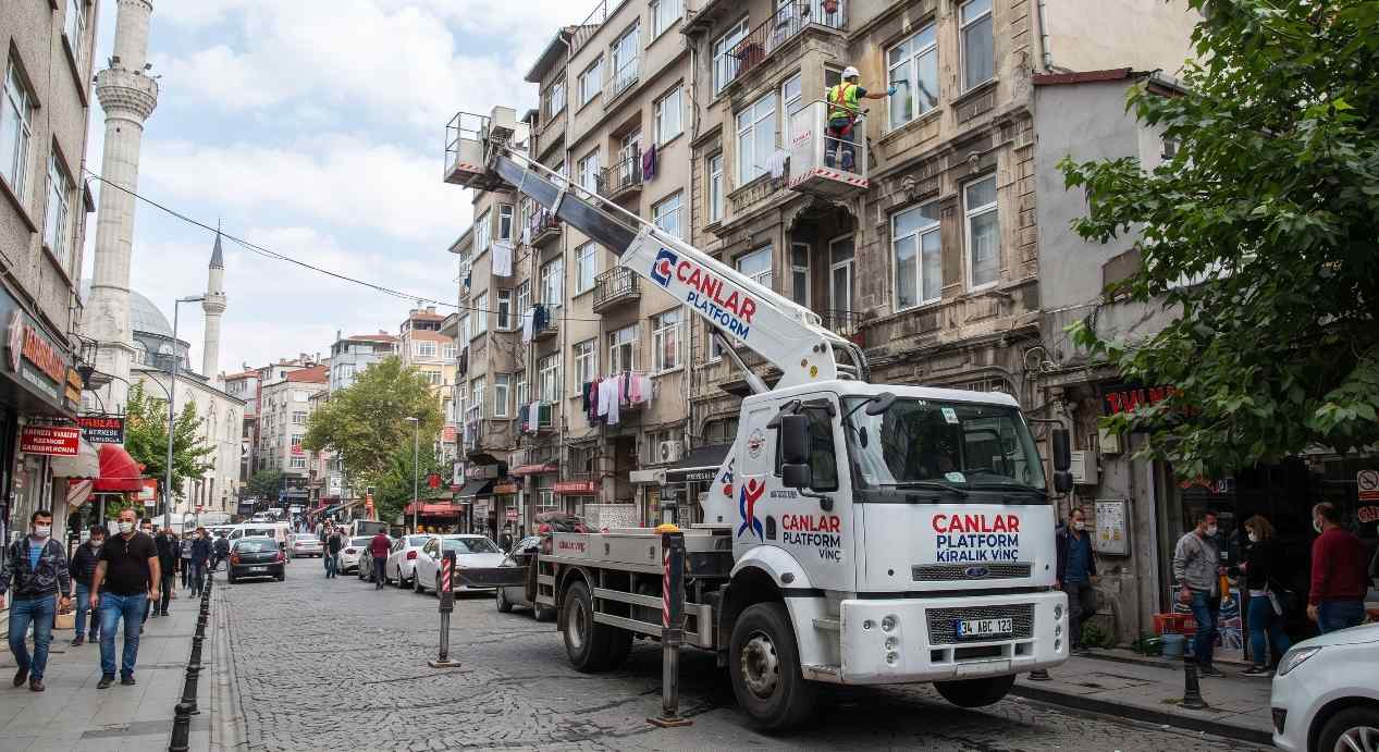 Canlar Platform sepetli aracı İstanbul sokak cephesinde, Sepetli Vinçte Çalışma Yüksekliği Nasıl Seçilir?