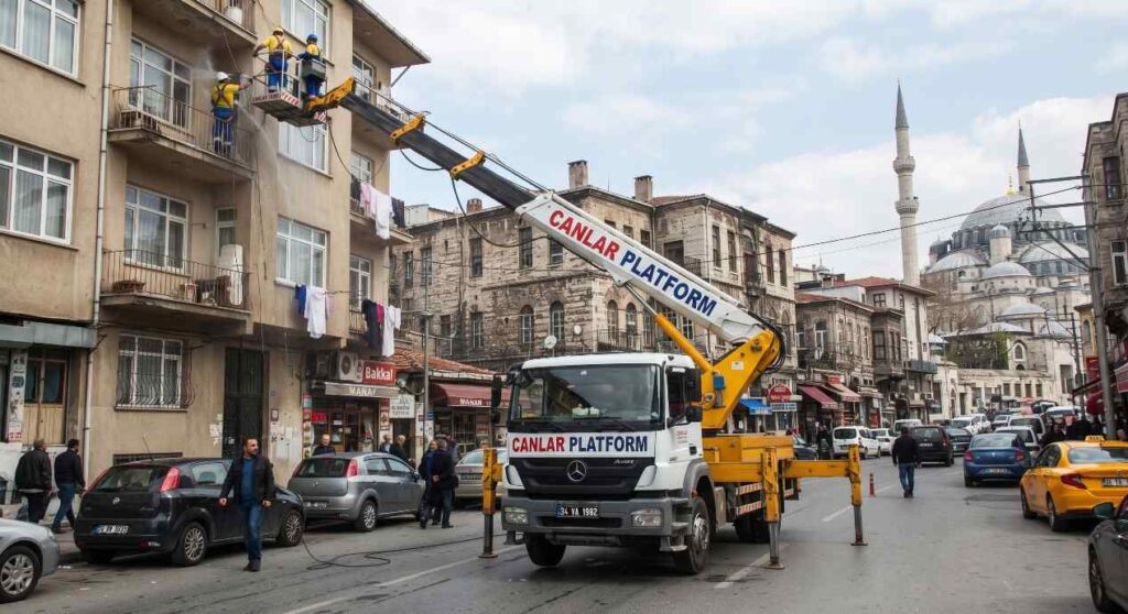 Canlar Platform personel sepeti bina cephesinde, Sepetli Vinç Sepetinde Kişi ve Ekipman Sınırları